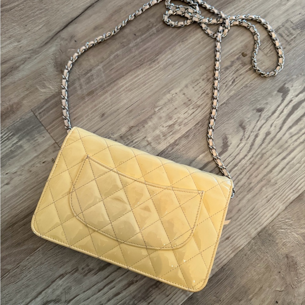 CHANEL Patent Leather WOC Crossbody Flap Bag Beige / Pink - Picture 7 of 16